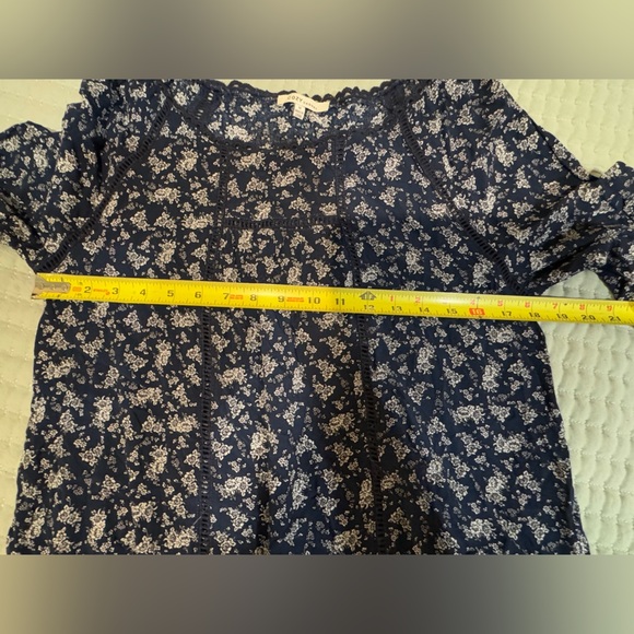Cozy casual Floral Navy Women's Top with open detail. Size M. VGUC - Picture 4 of 10